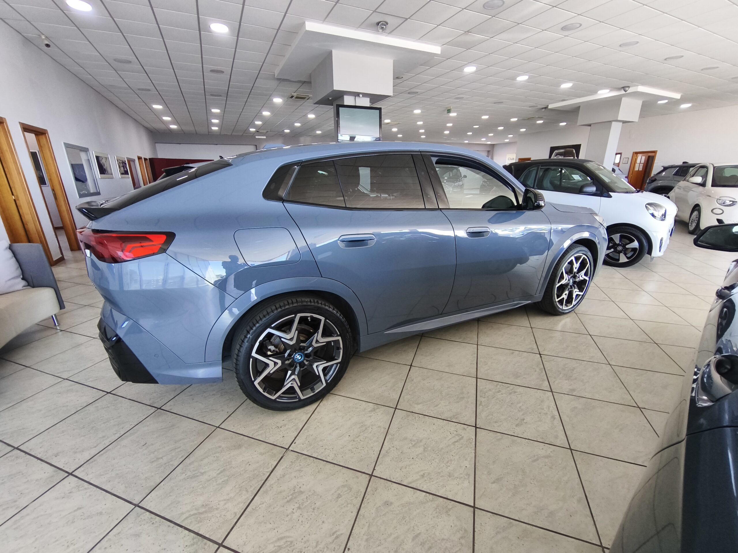 BMW iX2 Edrive 20 Msport Electric - immagine 6
